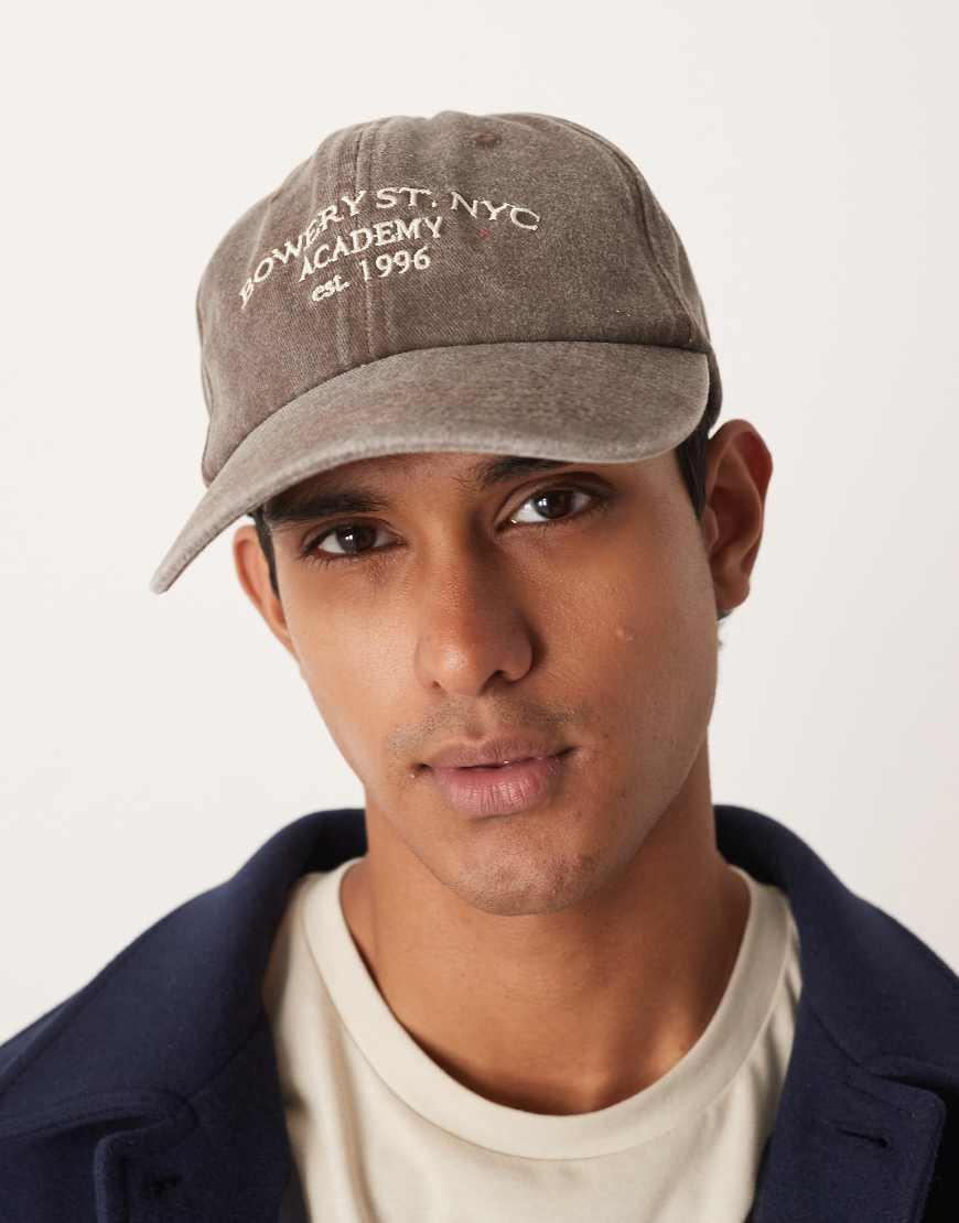 My Accessories - Man - Baseball-Kappe in verwaschenem Braun mit „Bowery St."-Slogan-Brown My Accessories - Man - Baseball-Kappe in verwaschenem Braun mit „Bowery St."-Slogan-Brown von My Accessories