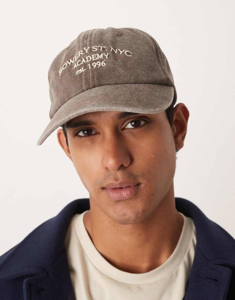 My Accessories - Man - Baseball-Kappe in verwaschenem Braun mit „Bowery St."-Slogan-Brown My Accessories - Man - Baseball-Kappe in verwaschenem Braun mit „Bowery St."-Slogan-Brown von My Accessories