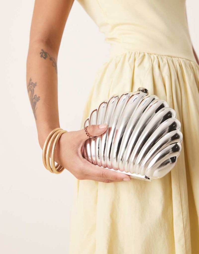 My Accessories - Muschel-Clutch aus Chrom in Silberoptik von My Accessories