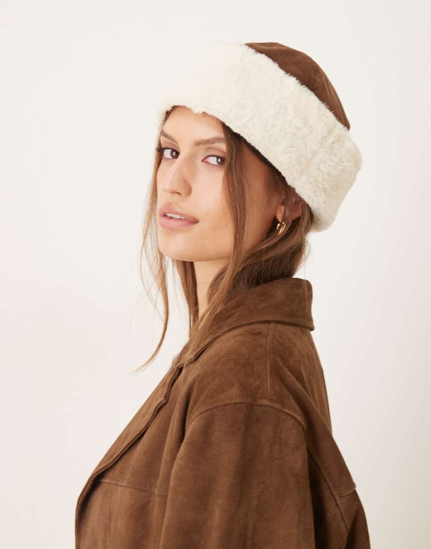 My Accessories - Strickmütze aus Lammfellimitat in Braun-Bunt von My Accessories