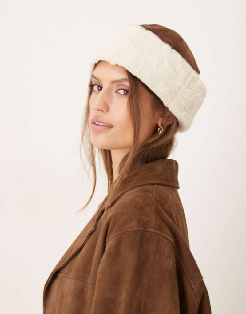 My Accessories - Strickmütze aus Lammfellimitat in Braun-Bunt von My Accessories