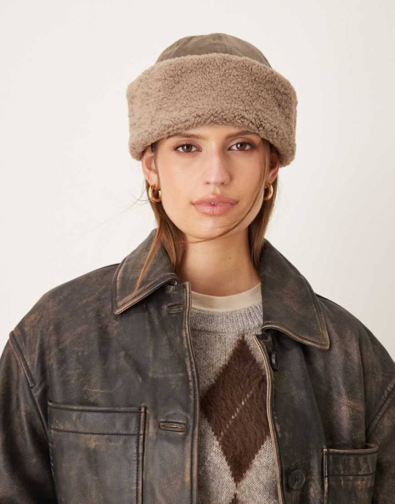 My Accessories - Strickmütze aus Lammfellimitat in Dunkelgrau von My Accessories