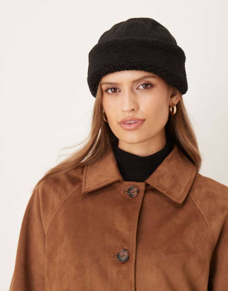 My Accessories - Strickmütze aus Lammfellimitat in Schwarz von My Accessories