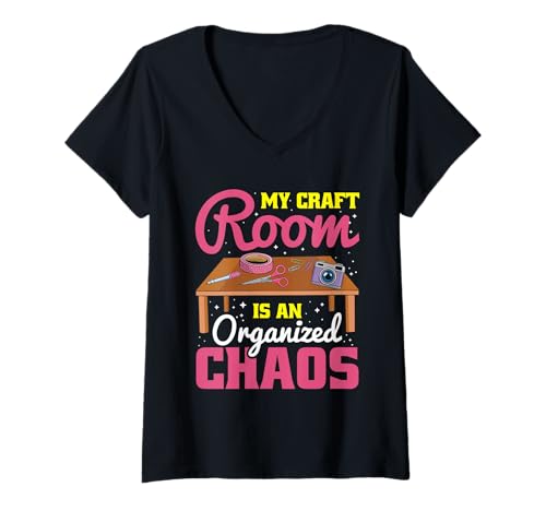Damen Tolles Scrapbooking Apparel Männer Frauen Kinder Bastel Fans T-Shirt mit V-Ausschnitt von My Craft Room Is An Organized Chaos