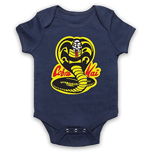 My Icon Art & Clothing Karate Cobra Kai Dojo Logo Sports Film Babystrampler, Ultramarinblau, 0-3 Monate My Icon Art & Clothing Karate Cobra Kai Dojo Logo Sports Film Babystrampler, Ultramarinblau, 0-3 Monate von My Icon Art & Clothing