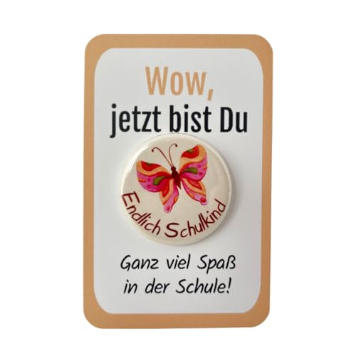 Schulkind Geschenk Button „Schmetterling“ mit Karte OHNE Nadel als Set! Schulanfanggeschenk für die Einschulung, zur 1 Klasse oder als Schultüte Füllung - Junge und Mädchen von My Maisie