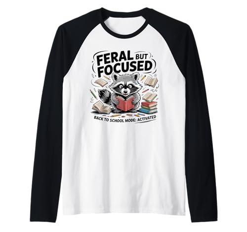 Wilder, aber konzentrierter Waschbär, lustiger Schulanfang für Jungen, Lehrer Raglan von My Raccoon apparel
