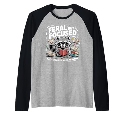 Wilder, aber konzentrierter Waschbär, lustiger Schulanfang für Jungen, Lehrer Raglan von My Raccoon apparel