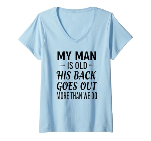 Damen Mein Mann ist alt, Sein Rücken geht mehr aus als wir T-Shirt mit V-Ausschnitt Damen Mein Mann ist alt, Sein Rücken geht mehr aus als wir T-Shirt mit V-Ausschnitt von My man old his back goes out more than we do Tee