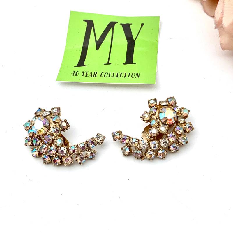 Schöne Elegante Vintage Aurora Borealis Clustere Ohrclips Modeschmuck Mid Century Formelle Selbst Schmuck My40Yearcollection von My40YearCollection