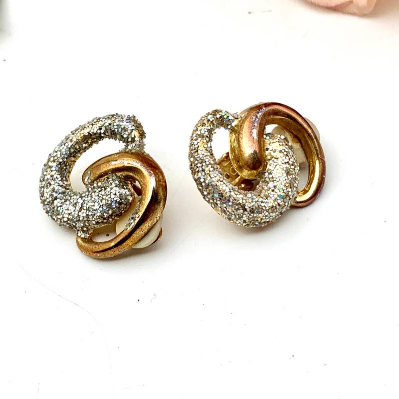 Schöne Vintage Kupfer Tone Glitter Knot Button Ohrringe Modeschmuck Mid Century Formelle Sogar Schmuck My40Yearcollection von My40YearCollection