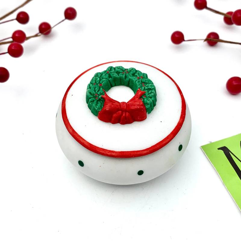 Vintage Bisque Christmas Trinket Dish Weiß Grün Punkte Rote Zierschale Grüner Kranz Auf Deckel Weihnachtsgeschenk R.o.c. Taiwan My40Yearcollection von My40YearCollection