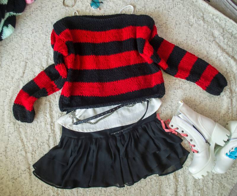 Rot Schwarz Gestreifter Pullover, Cropped 90Er Jahre Stil Grunge Nonbinary Punk Kleidung, Unisex Geschenke von MyAqua