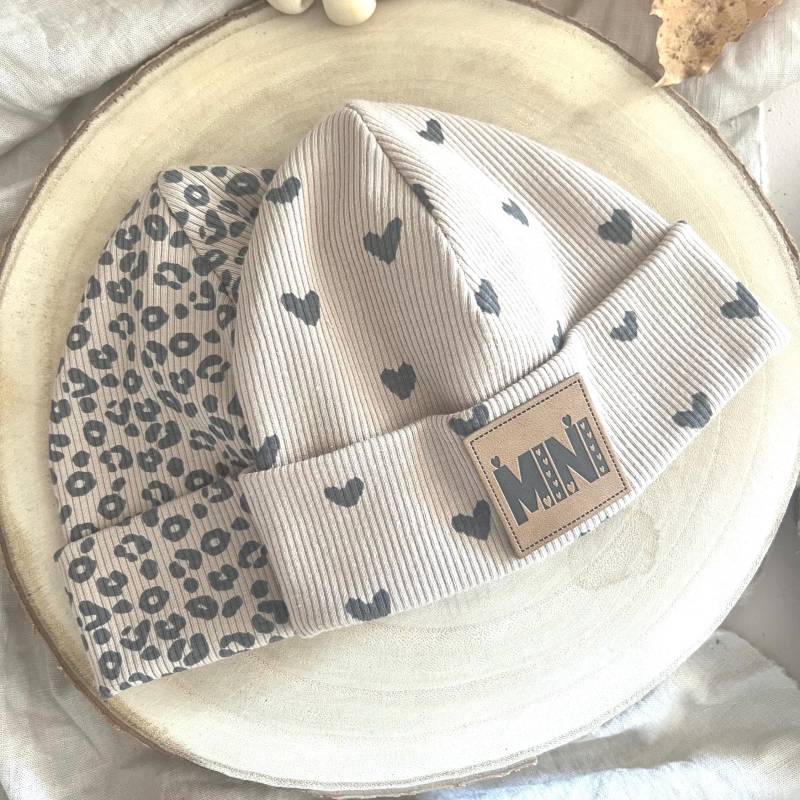 Beanie Baby U. Kind Aus Rib-Jersey I Print Leo & Big Hearts Greige Handmade Mütze Herbst Statement-Label Wählbar von MyBabyEllaDE