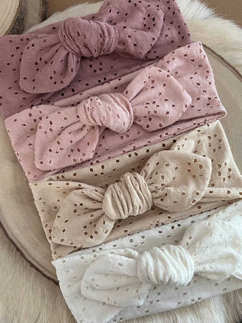 Haarband Aus Stickerei-Jersey Mit Spitzer Schleife von MyBabyEllaDE
