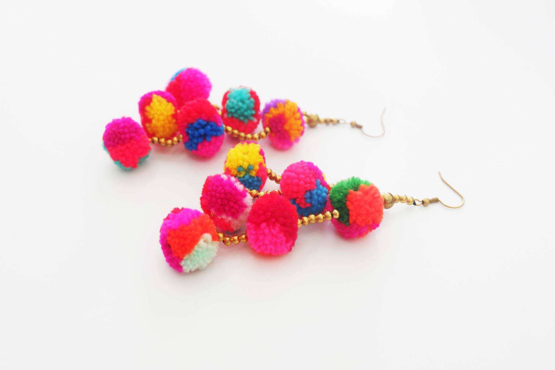 Bunte Pompoms Ohrringe Mit Messingperlen Bunte Pompoms Ohrringe Mit Messingperlen von MyBelovedCrafts