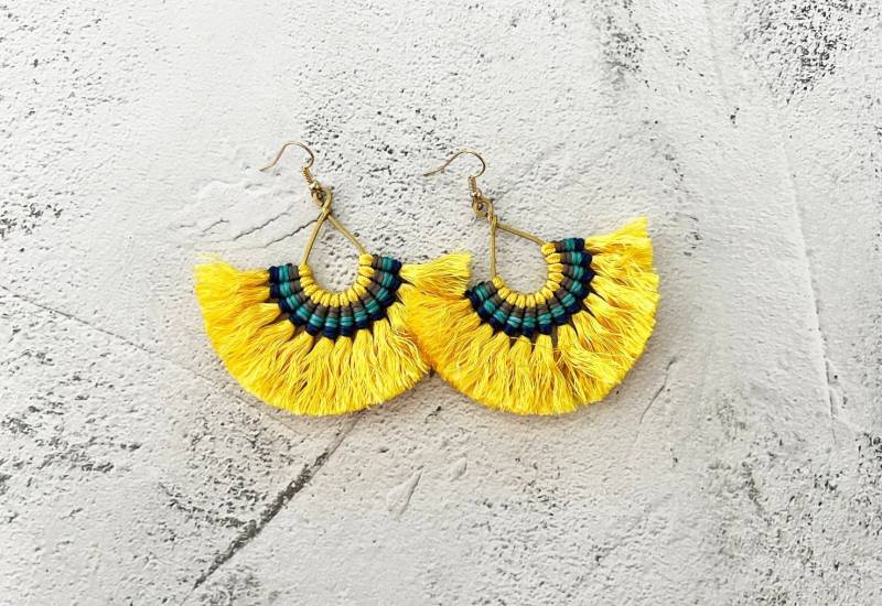 Gelbe Quasten Ohrringe Mit Wachsschnur in Drei Lagen Gewebt Gelbe Quasten Ohrringe Mit Wachsschnur in Drei Lagen Gewebt von MyBelovedCrafts