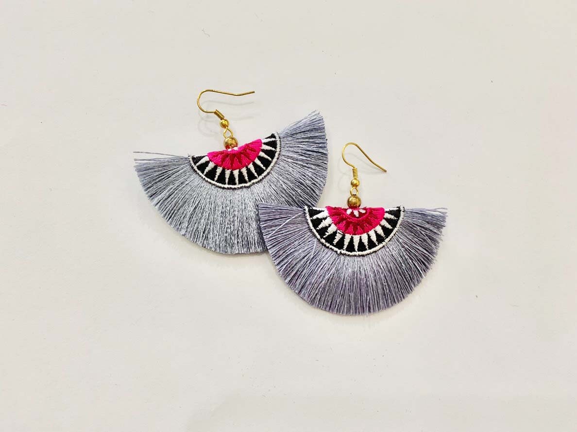 Graue Quaste Ohrringe Handgemachte Hmong Schmuck - 32 Graue Quaste Ohrringe Handgemachte Hmong Schmuck - 32 von MyBelovedCrafts