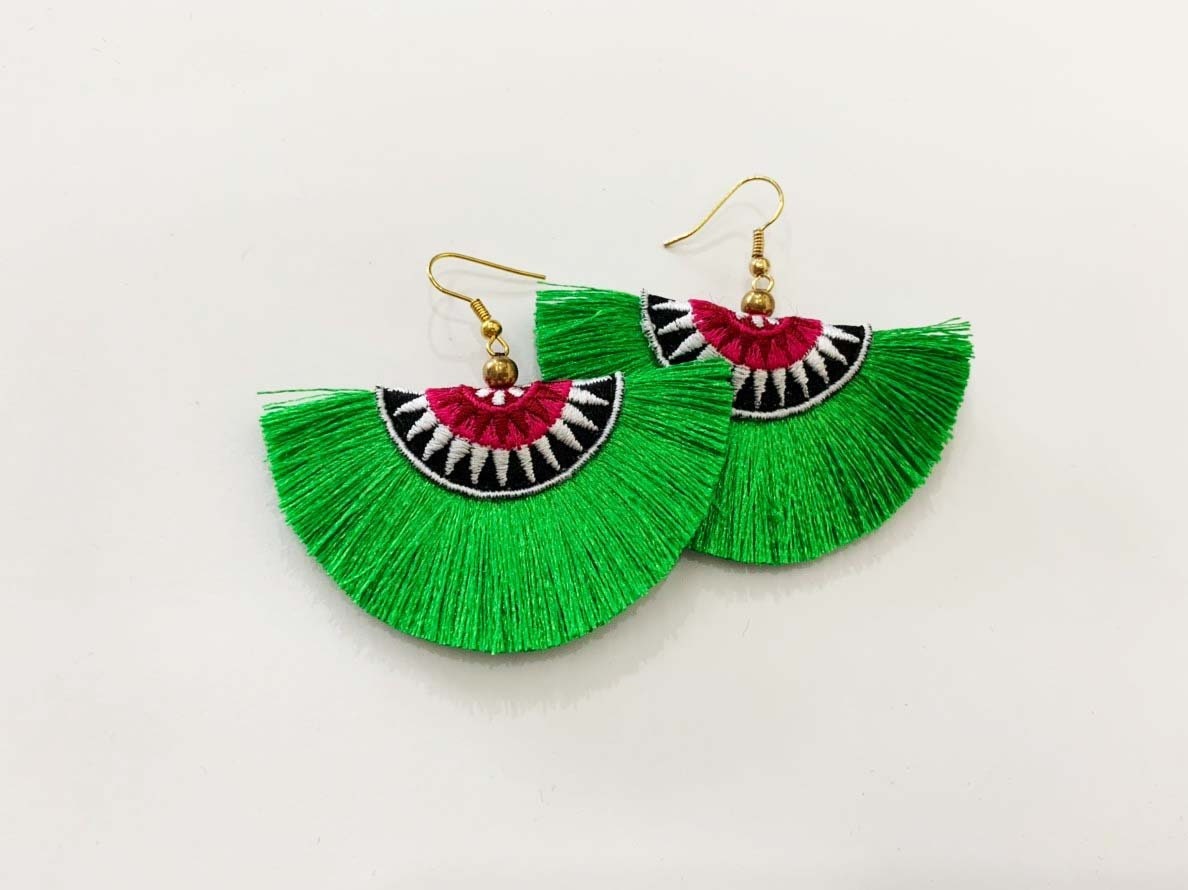 Grüne Quastenohrringe Handgemachte Hmong Fan Ohrringe - 20 Grüne Quastenohrringe Handgemachte Hmong Fan Ohrringe - 20 von MyBelovedCrafts
