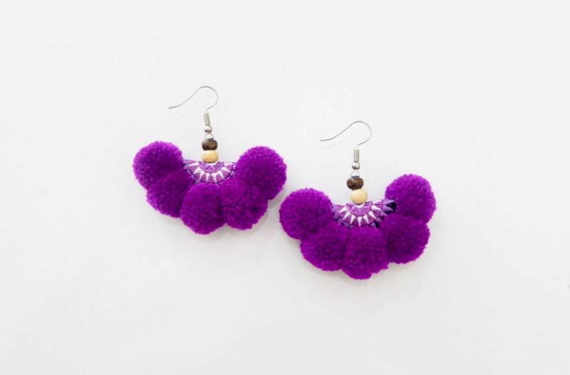 Hmong Ohrringe Mit Lila Pompoms Hmong Ohrringe Mit Lila Pompoms von MyBelovedCrafts