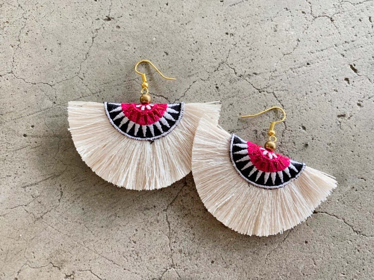 Hmong Style Elfenbein Seide Quasten Fächer Ohrringe -14 Hmong Style Elfenbein Seide Quasten Fächer Ohrringe -14 von MyBelovedCrafts