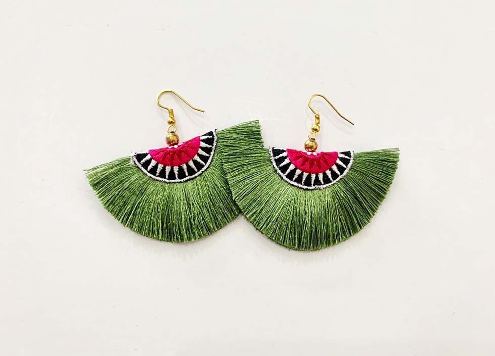 Quastenohrringe Aus Olivenseide Handgemachte Hmong Ohrringe - 22 Quastenohrringe Aus Olivenseide Handgemachte Hmong Ohrringe - 22 von MyBelovedCrafts