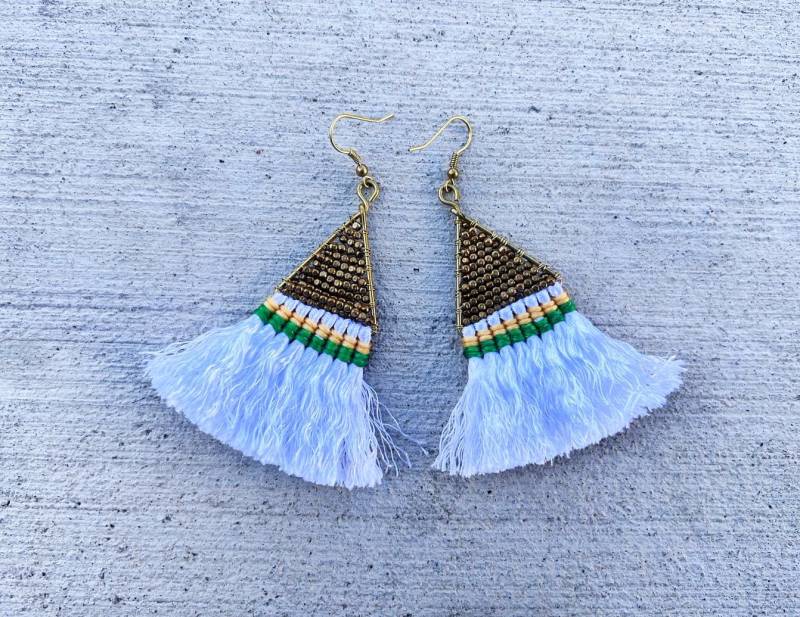 Weisse Quasten Ohrringe Mit Bunten Wachs-Faden von MyBelovedCrafts