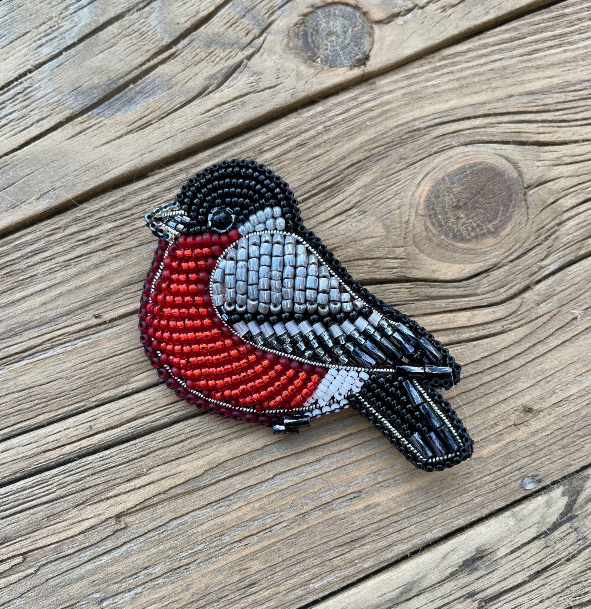 Gimpel Vogel Brosche Gestickte Perlen Winter Anstecknadel von MyBirdsAndMore