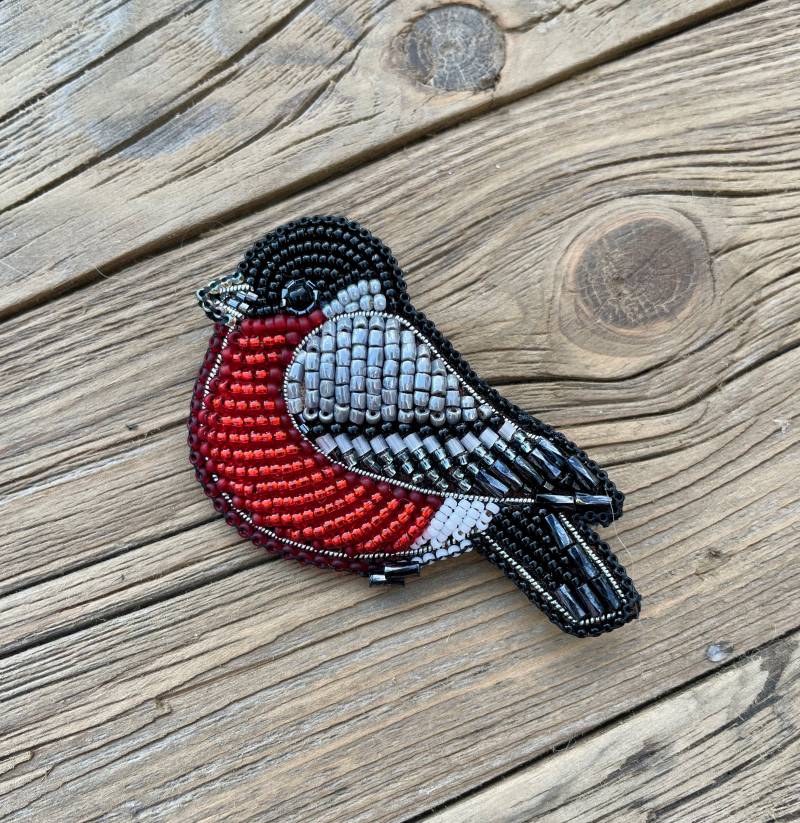 Gimpel Vogel Brosche Gestickte Perlen Winter Anstecknadel von MyBirdsAndMore