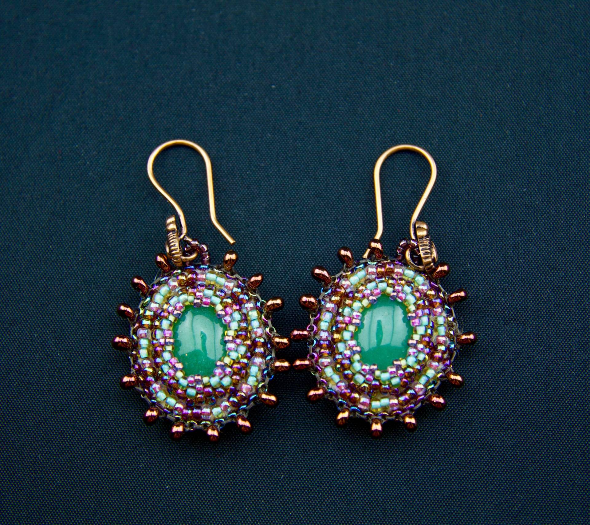 Handgemachte Grüne Achat Cabochon Ohrringe Boho Perlen Design Handgemachte Grüne Achat Cabochon Ohrringe Boho Perlen Design von MyBirdsAndMore