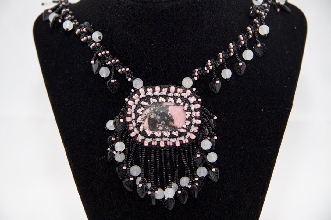 Rhodonit Anhänger Bestickter Perlenschmuck von MyBirdsAndMore