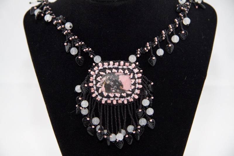 Rhodonit Anhänger Bestickter Perlenschmuck von MyBirdsAndMore