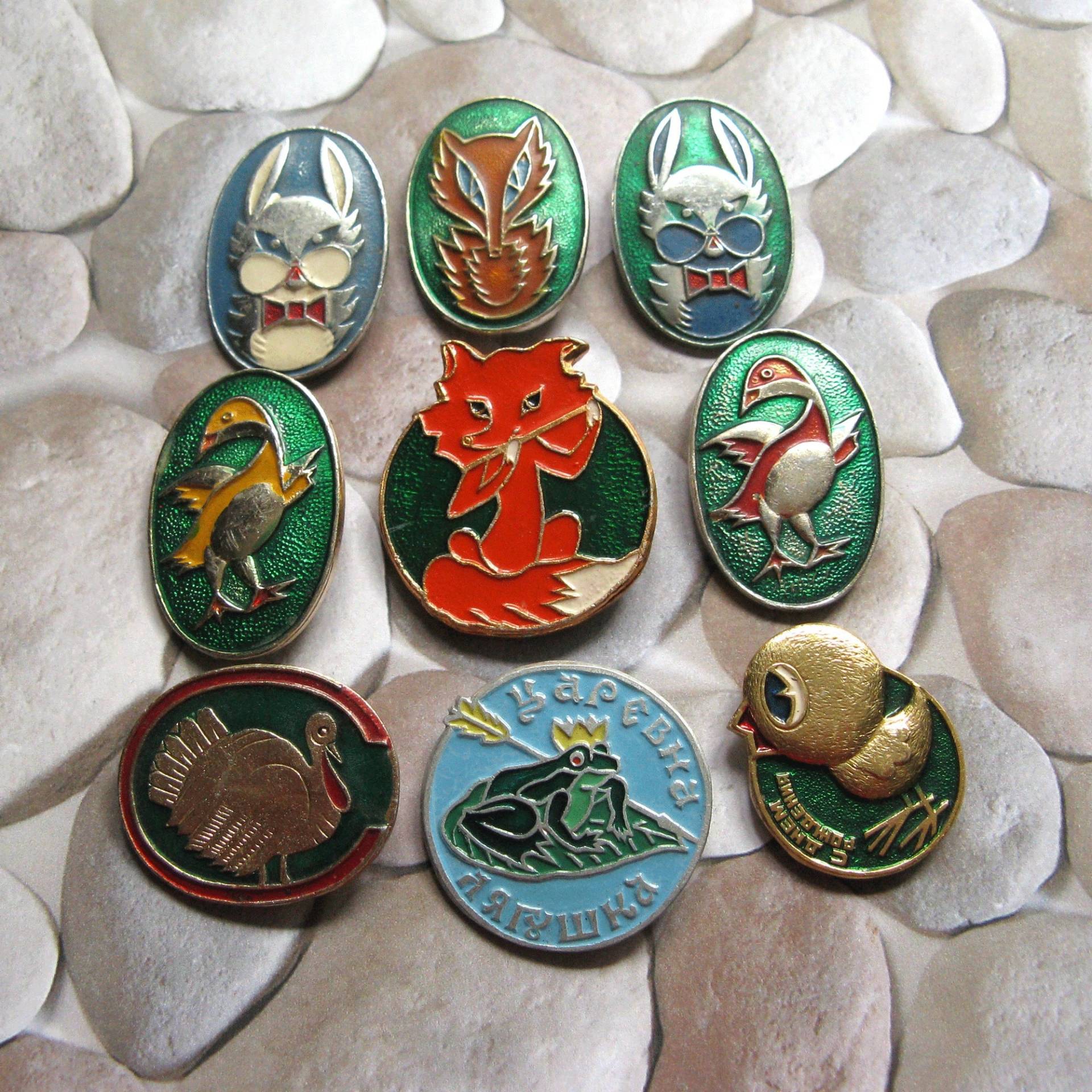Vintage Udssr Cartoon Charakter Pins 80Er Jahre Emaille Pinbacks, Set Of 9 von MyBootSale