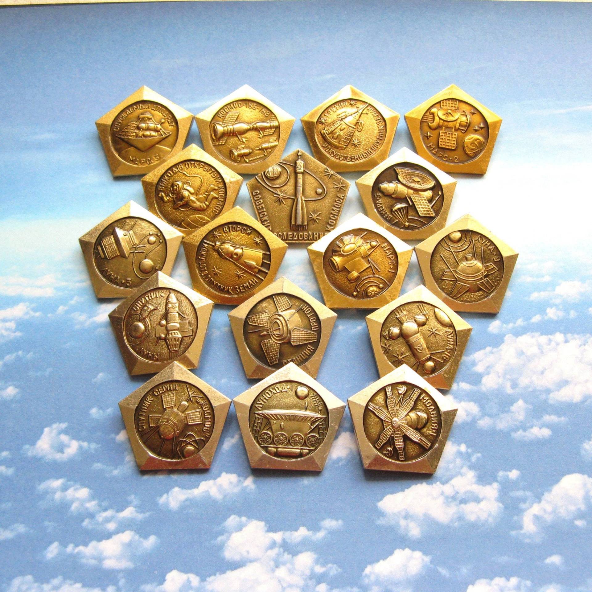 Vintage Udssr Space Pins 1980Er Jahre Cosmos Exploration Buttons, Set Von 17 Pins von MyBootSale