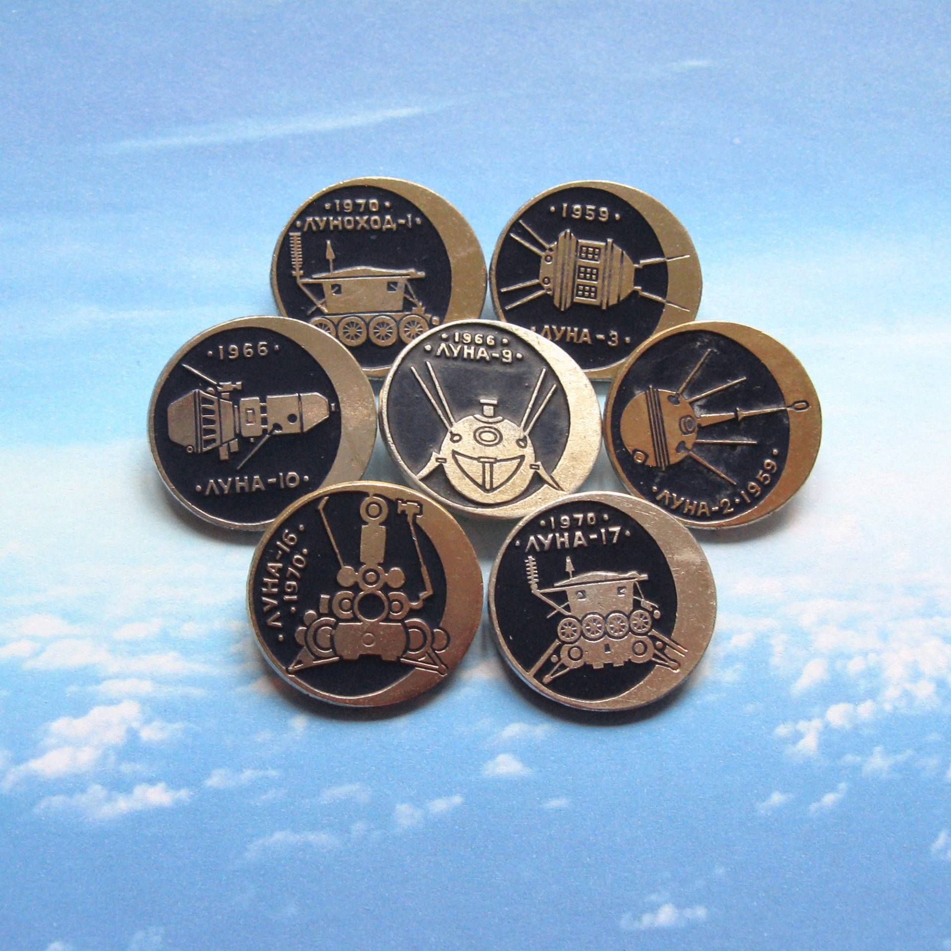 Vintage Udssr Space Pins 1980Er Jahre Cosmos Exploration Buttons | 7Er Set von MyBootSale