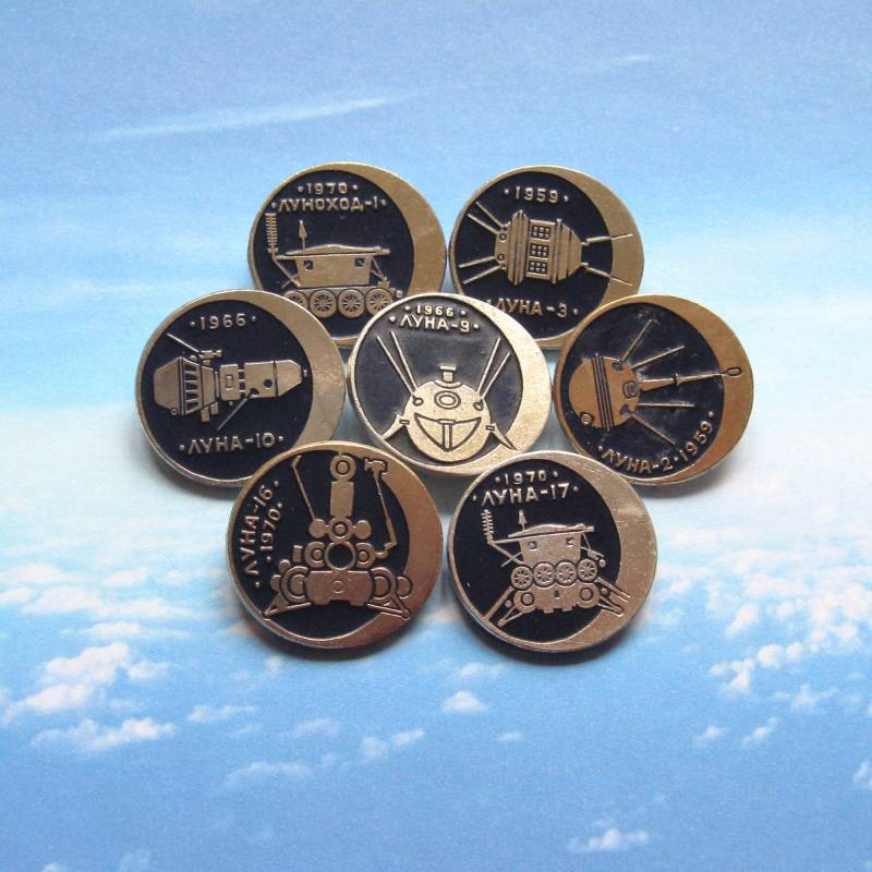 Vintage Udssr Space Pins 1980Er Jahre Cosmos Exploration Buttons | 7Er Set von MyBootSale