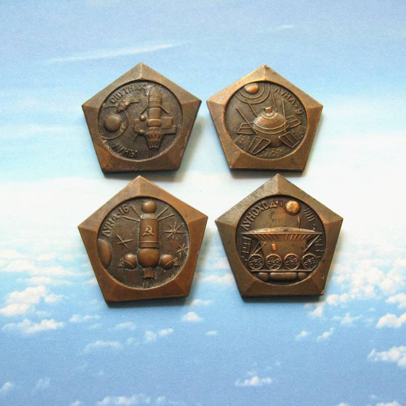 Vintage Udssr Space Pins Kosmos Exploration Sammlerstück, 4Er Set von MyBootSale