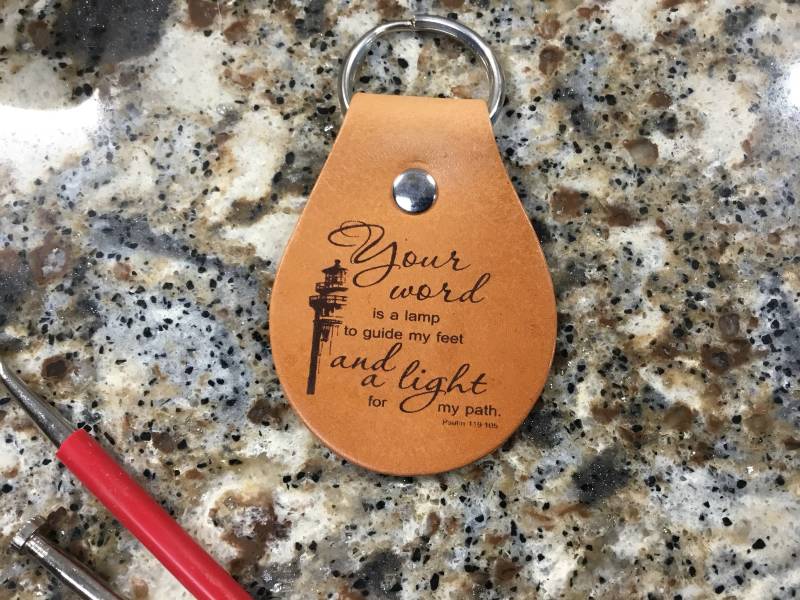 Laser Gravierter Psalm 119 105 Schlüsselanhänger Aus Leder Laser Gravierter Psalm 119 105 Schlüsselanhänger Aus Leder von MyBrandedCreations