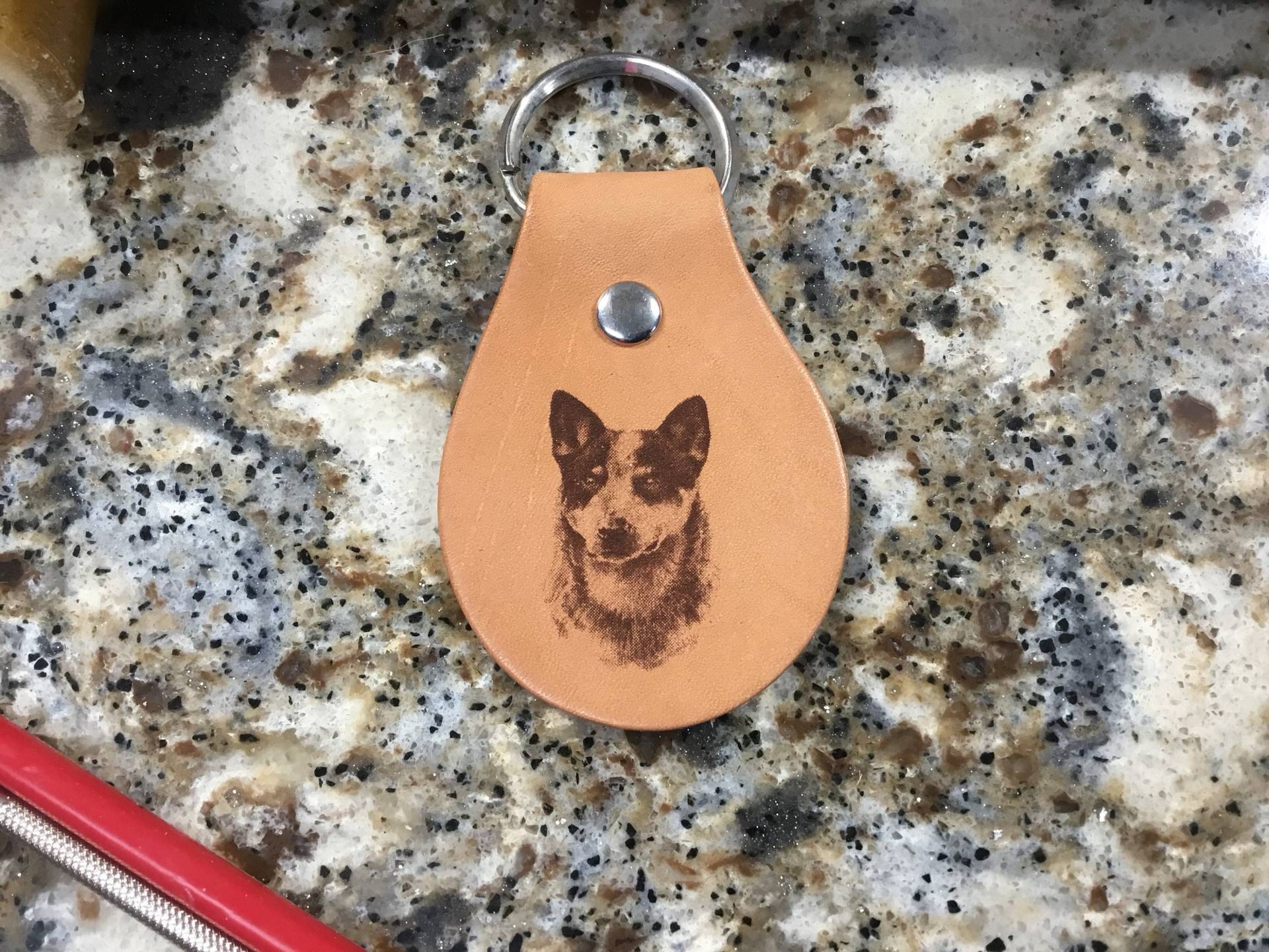 Lasergravierte Blue Heeler Schlüsselanhänger Aus Leder Lasergravierte Blue Heeler Schlüsselanhänger Aus Leder von MyBrandedCreations