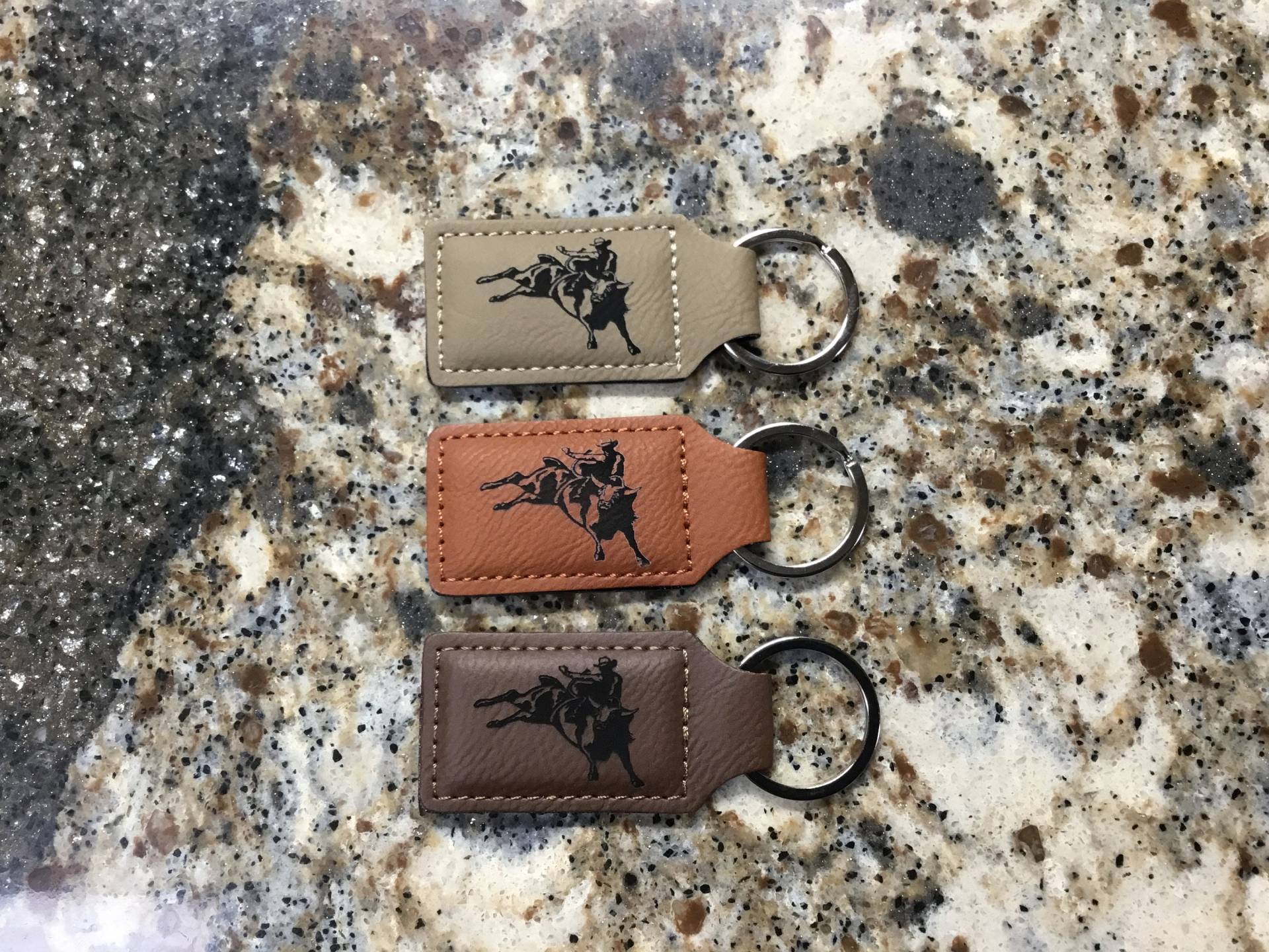 Lasergravierte Bull Rider Schlüsselanhänger Aus Leder Lasergravierte Bull Rider Schlüsselanhänger Aus Leder von MyBrandedCreations