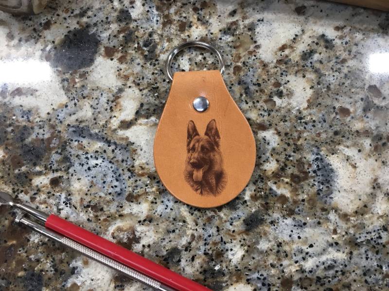 Lasergravierte Schäferhund-Schlüsselanhänger Aus Leder Lasergravierte Schäferhund-Schlüsselanhänger Aus Leder von MyBrandedCreations