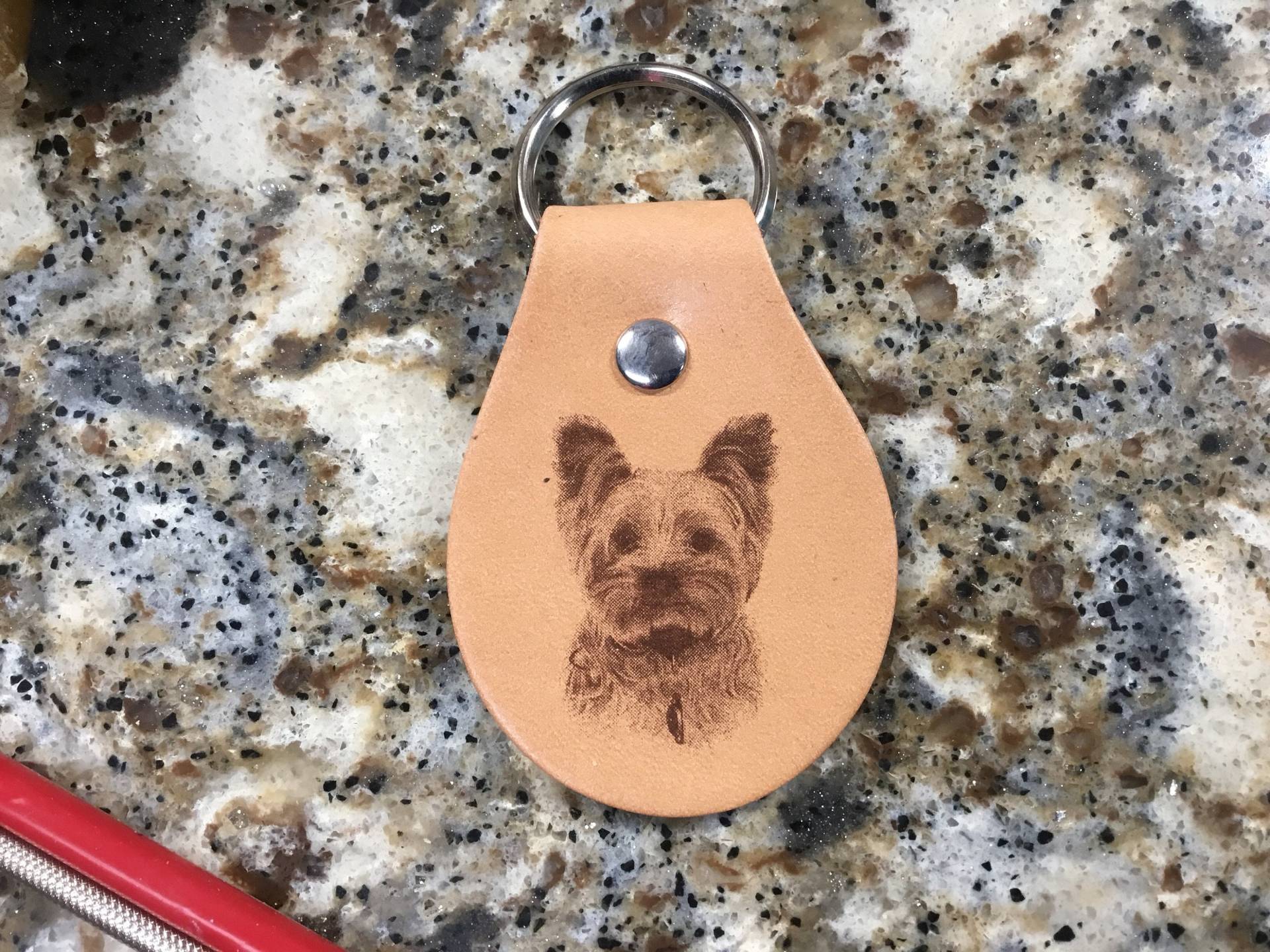 Lasergravierte Yorkie Schlüsselanhänger Aus Leder Lasergravierte Yorkie Schlüsselanhänger Aus Leder von MyBrandedCreations