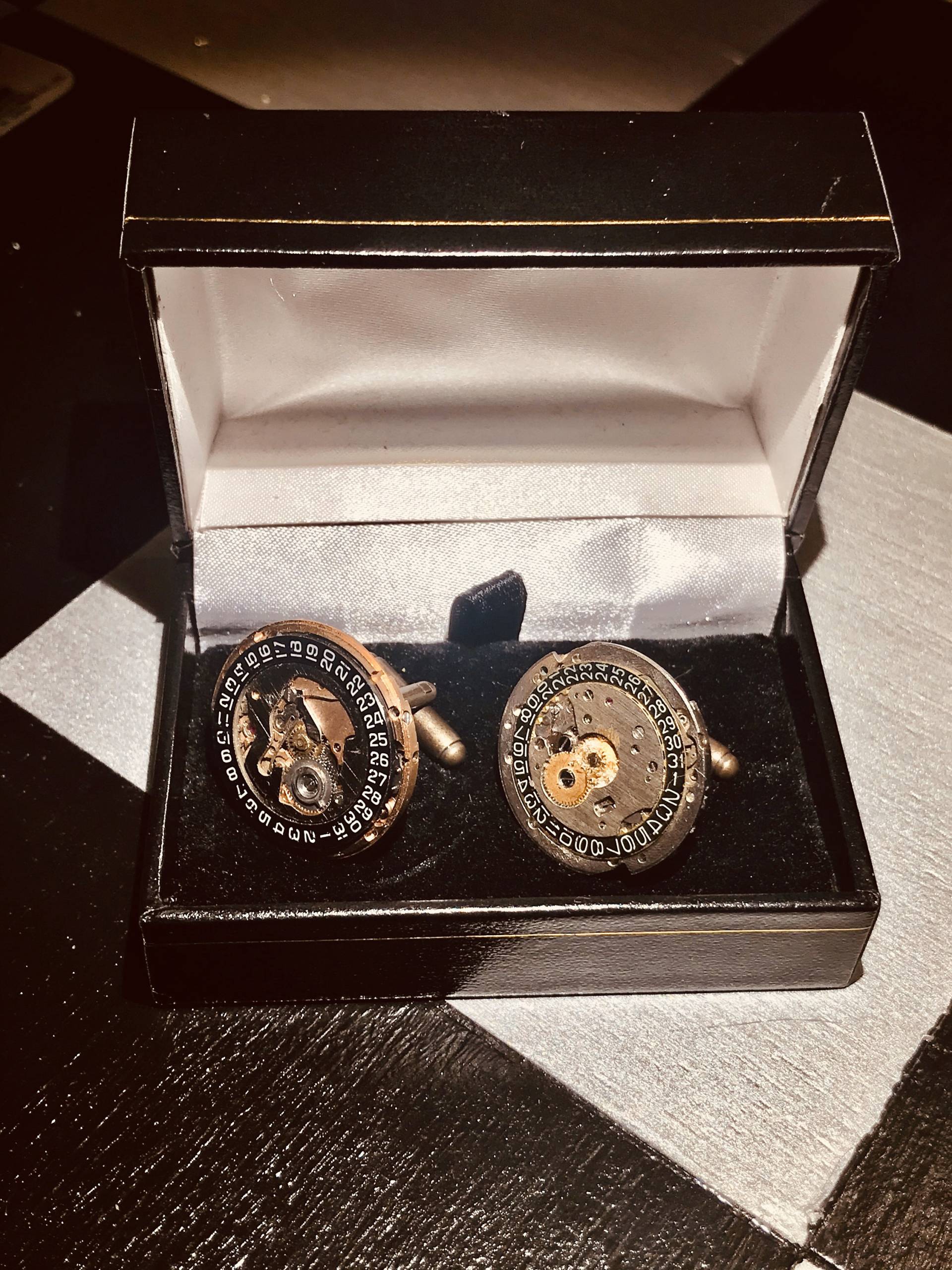Einzigartige Upcycled Handmade Vintage Watch Movement Cuff Links Einzigartige Upcycled Handmade Vintage Watch Movement Cuff Links von MyCaveCreationsGB
