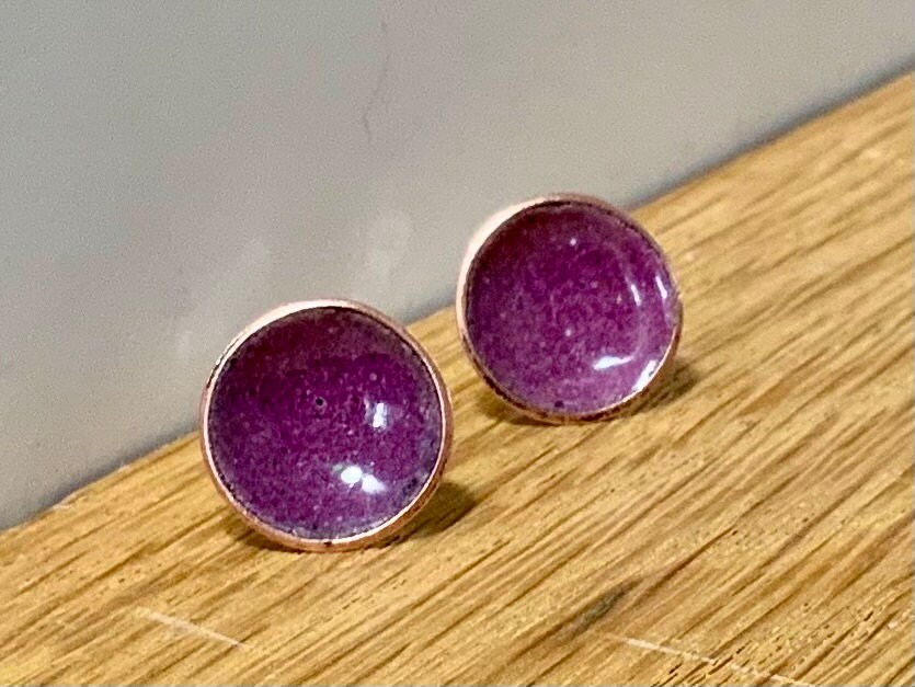 Emaille Kupfer Ohrstecker, Himbeer Rosa Ohrringe, Farbenfroher Schmuck Für Sie von MyCherryPieJewellery