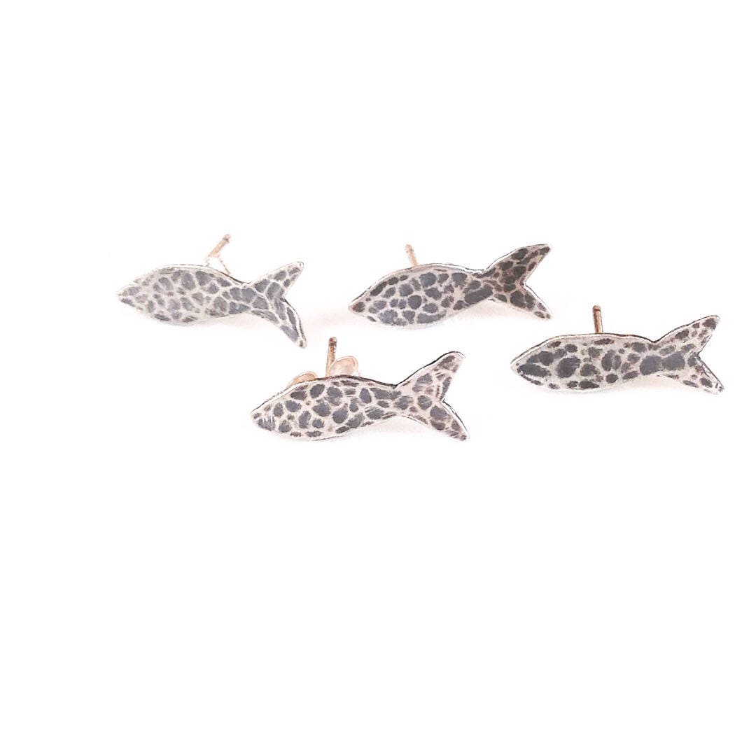 Kleine Silber Lieblinge - Oxidierte Sterling Fisch Ohrstecker Kleine Silber Lieblinge - Oxidierte Sterling Fisch Ohrstecker von MyCherryPieJewellery