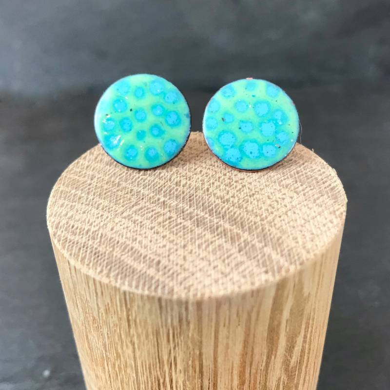 Kupferemail-Ohrstecker in Seladongrün Und Meerblauer Emaille, 18mm Runde Ohrstecker Sommer-Aura-Soma-Farben Kupferemail-Ohrstecker in Seladongrün Und Meerblauer Emaille, 18mm Runde Ohrstecker Sommer-Aura-Soma-Farben von MyCherryPieJewellery