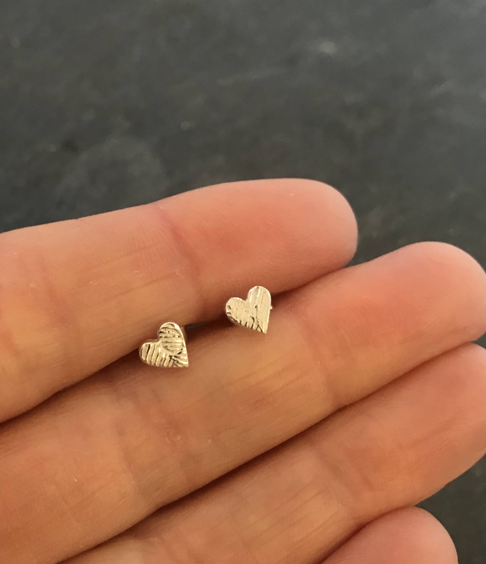Winzige Silber Herz Stud Ohrringe, Valentinstag Geschenk, Hochzeitsschmuck Winzige Silber Herz Stud Ohrringe, Valentinstag Geschenk, Hochzeitsschmuck von MyCherryPieJewellery