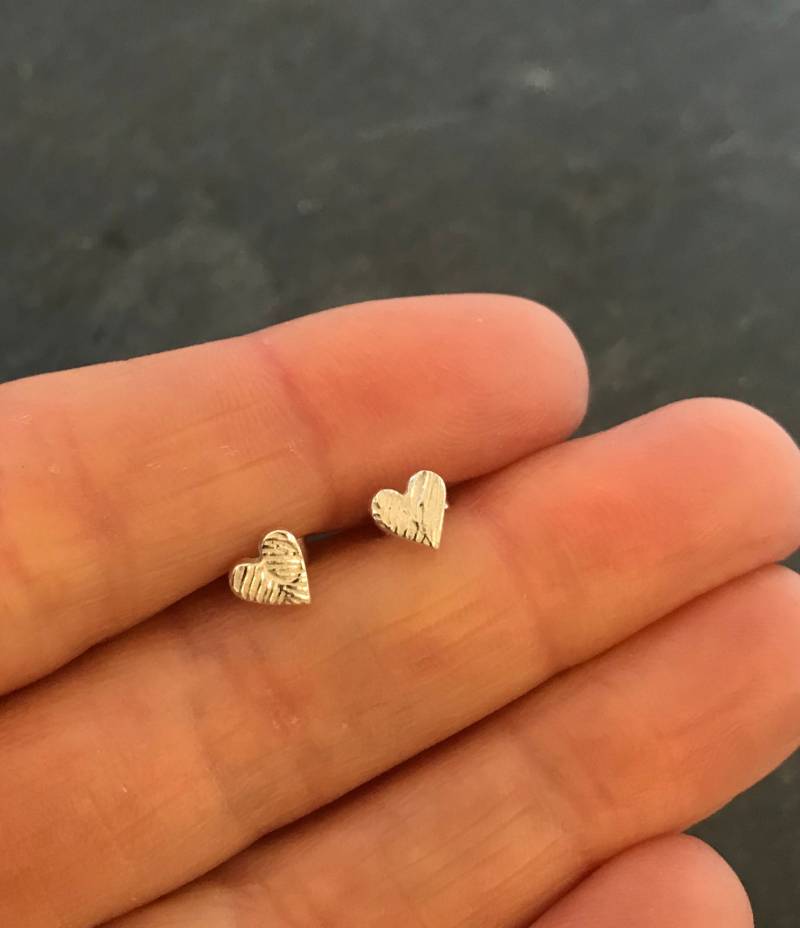Winzige Silber Herz Stud Ohrringe, Valentinstag Geschenk, Hochzeitsschmuck von MyCherryPieJewellery