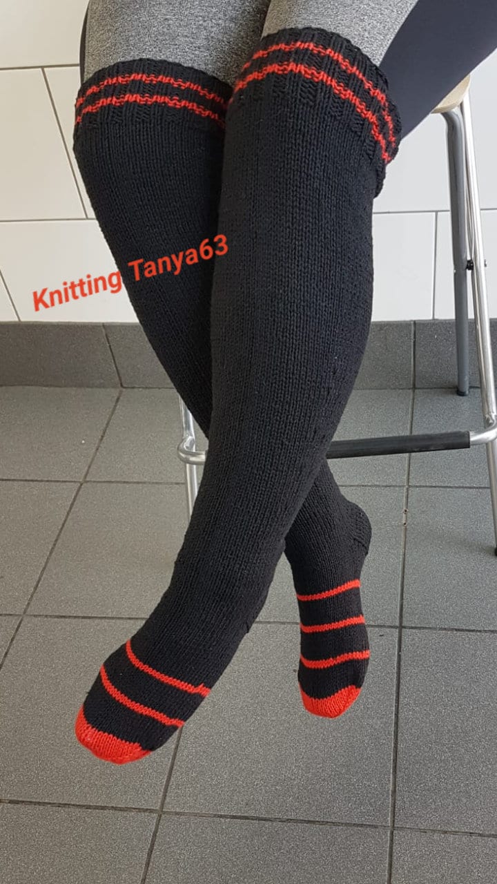 Gestrickte Kniestrümpfe Schwarze & Rote Wollmischung, Gr. 5-7 Gestrickte Kniestrümpfe Schwarze & Rote Wollmischung, Gr. 5-7 von MyColorfulKnit