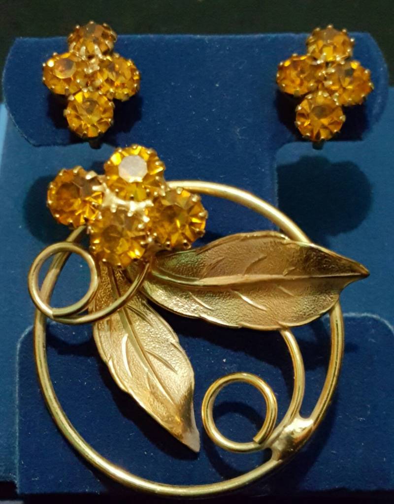 Vintage Strass Pin Und Clip Auf Ohrringe Set Amber Farbe Vintage Strass Pin Und Clip Auf Ohrringe Set Amber Farbe von MyCreations4U